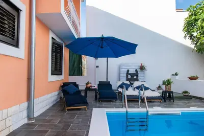 Bazen u objektu Apartments and Room Agiss with pool ili u blizini