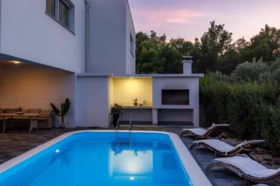 Bazen u objektu Villa Loreta ili u blizini