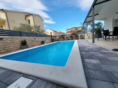 Bazen u objektu Apartmani Tropical ili u blizini