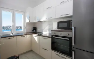 Kuhinja ili čajna kuhinja u objektu Nice Apartment In Rogoznica