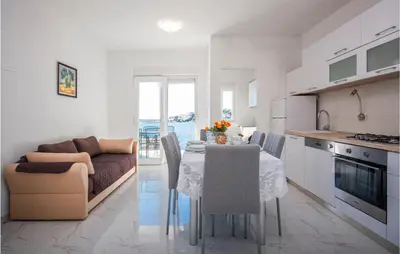 Kuhinja ili čajna kuhinja u objektu Cozy Apartment In Rogoznica With Wifi