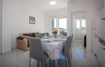 Kuhinja ili čajna kuhinja u objektu Cozy Apartment In Rogoznica With Wifi