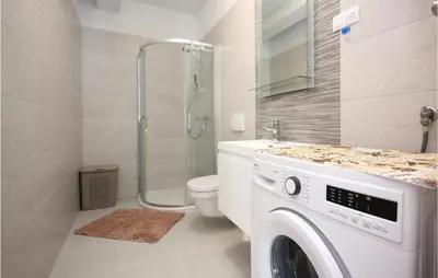 Kupaonica u objektu Stunning Apartment In Rogoznica