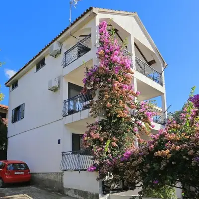 Apartments by the sea Grebastica
