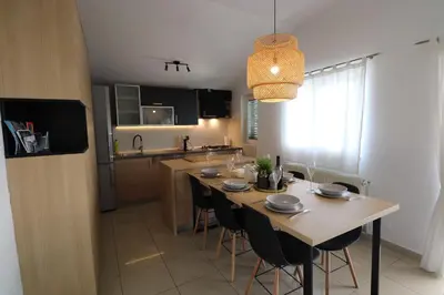 Kuhinja ili čajna kuhinja u objektu Cozy Designed & Sea view Apartment SULYE, Zaboric Sibenik
