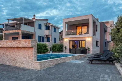 Bazen u objektu Villa Marionella ili u blizini