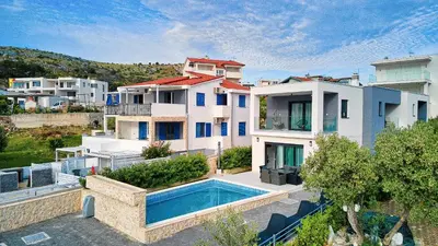 Bazen u objektu Villa Marionella ili u blizini