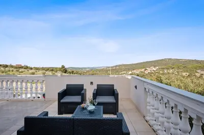 Pogled na planine ili pogled na planine iz vikendica