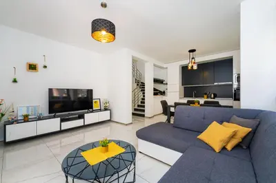 TV i/ili zabavni centar u objektu Villa Essenza Mare in Vodice with private pool & pet friendly - only 650 meters from the beach
