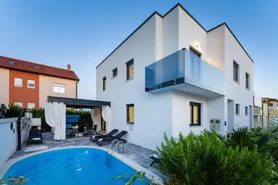 Bazen u objektu Villa Essenza Mare in Vodice with private pool & pet friendly - only 650 meters from the beach ili u blizini
