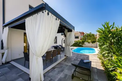 Bazen u objektu Villa Essenza Rossa in Vodice only 650 meters from the beach ili u blizini
