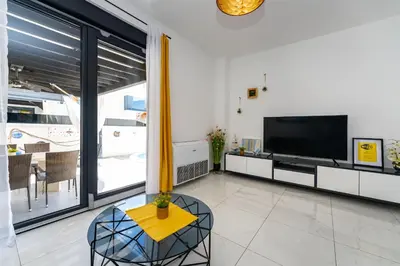 TV i/ili zabavni centar u objektu Villa Essenza Rossa in Vodice only 650 meters from the beach