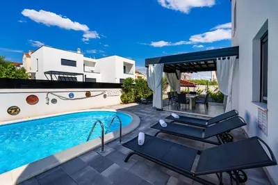 Bazen u objektu Villa Essenza Rossa in Vodice only 650 meters from the beach ili u blizini