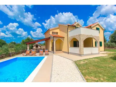 Bazen u objektu Villa Pletikosa ili u blizini