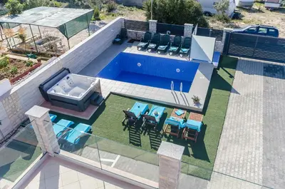 Bazen u objektu Apartments Villa AS Jezera ili u blizini