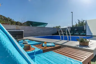 Bazen u objektu Apartments Villa AS Jezera ili u blizini
