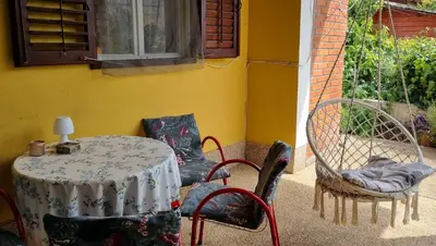 Popločani dio dvorišta ili vanjski dio objekta Mala kuća kraj mora