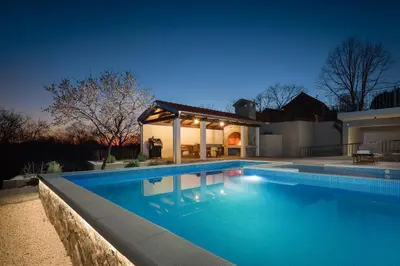 Bazen u objektu Casa di Pietra ili u blizini