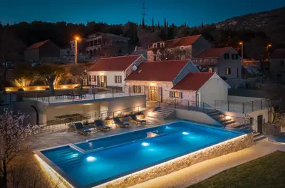 Bazen u objektu Casa di Pietra ili u blizini