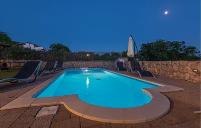 Bazen u objektu Stunning Home In Pirovac With Kitchen ili u blizini