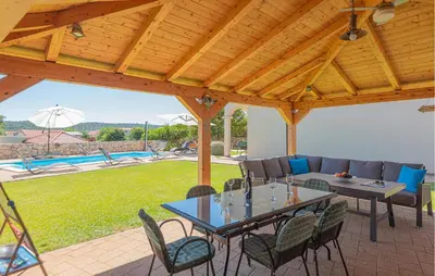 Bazen u objektu Stunning Home In Pirovac With Kitchen ili u blizini