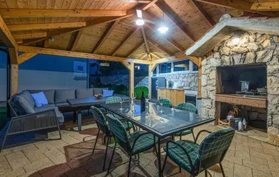 TV i/ili zabavni centar u objektu Stunning Home In Pirovac With Kitchen