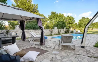 Bazen u objektu Stunning Home In Lozovac ili u blizini