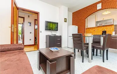 Kuhinja ili čajna kuhinja u objektu Holiday Home Obalkpkresimira Iv Ii