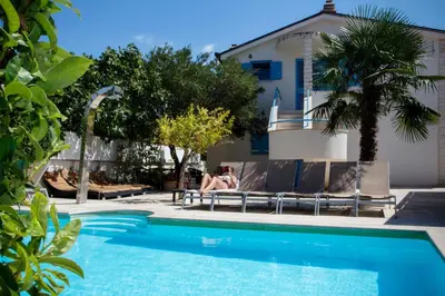 Bazen u objektu Apartments Villa Pina ili u blizini