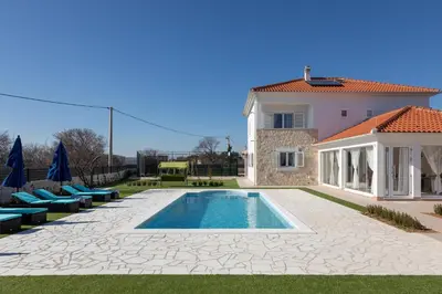 Bazen u objektu Villa Darina ili u blizini