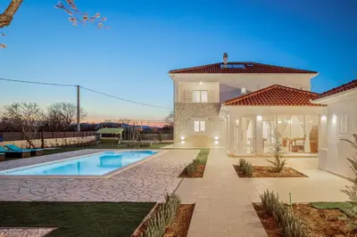 Bazen u objektu Villa Darina ili u blizini