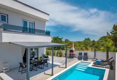 Bazen u objektu VILLA PRESTIGE ili u blizini