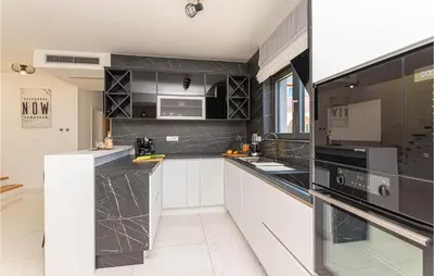 Kuhinja ili čajna kuhinja u objektu Stunning Home In Sibenik - Zaboric