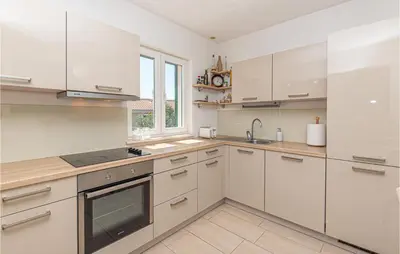 Kuhinja ili čajna kuhinja u objektu 2 Bedroom Beautiful Home In Rogoznica
