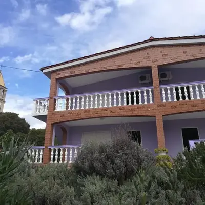 Family-friendly apartments with swimming pool Jezera