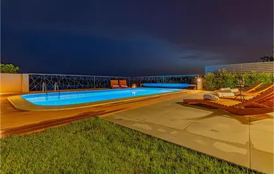 Bazen u objektu Gorgeous Home In Sibenik ili u blizini