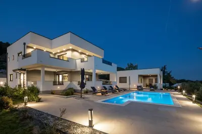 Bazen u objektu Villa Bura ili u blizini