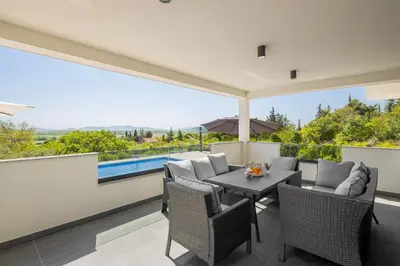Bazen u objektu Villa Bura ili u blizini