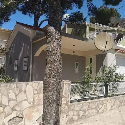 Mala kuća ispod borova