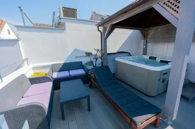 Balkon ili terasa u objektu Downtown Luxury Apartments with Hot Tub