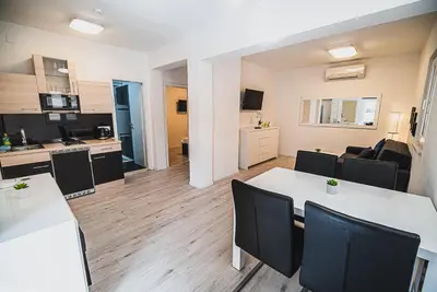 Kuhinja ili čajna kuhinja u objektu Downtown Park Apartments with Balcony