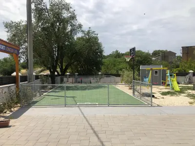 Tereni za tenis i/ili skvoš u sklopu objekta LONGER LIFE Stone House ili u blizini