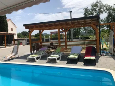 Bazen u objektu LONGER LIFE Stone House ili u blizini