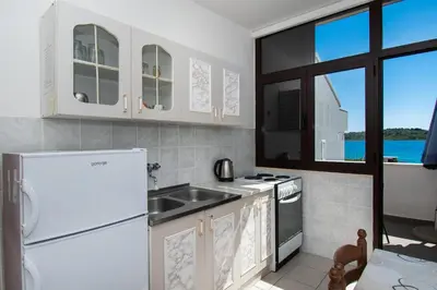 Kuhinja ili čajna kuhinja u objektu Apartments Goran near the beach