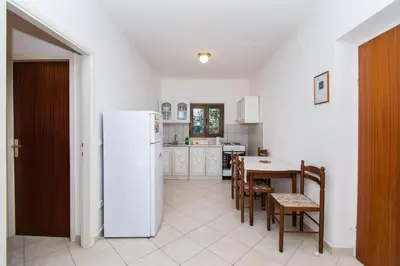 Kuhinja ili čajna kuhinja u objektu Apartments Goran near the beach