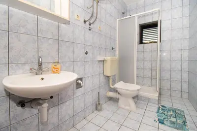 Kupaonica u objektu Apartments Goran near the beach