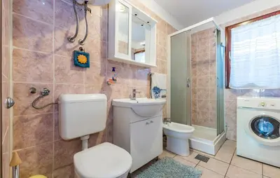 Kupaonica u objektu Holiday Home Jezera Put Svroka