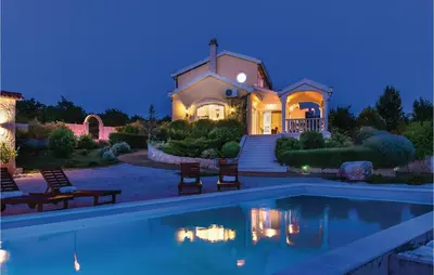 Bazen u objektu Stunning Home In Trbounje With Sauna ili u blizini