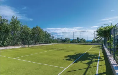 Tereni za tenis i/ili skvoš u sklopu objekta Stunning Home In Trbounje With Sauna ili u blizini