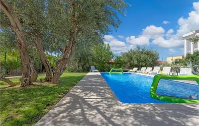 Bazen u objektu Holiday Home Tribunj-Sovlje Dubravice ili u blizini